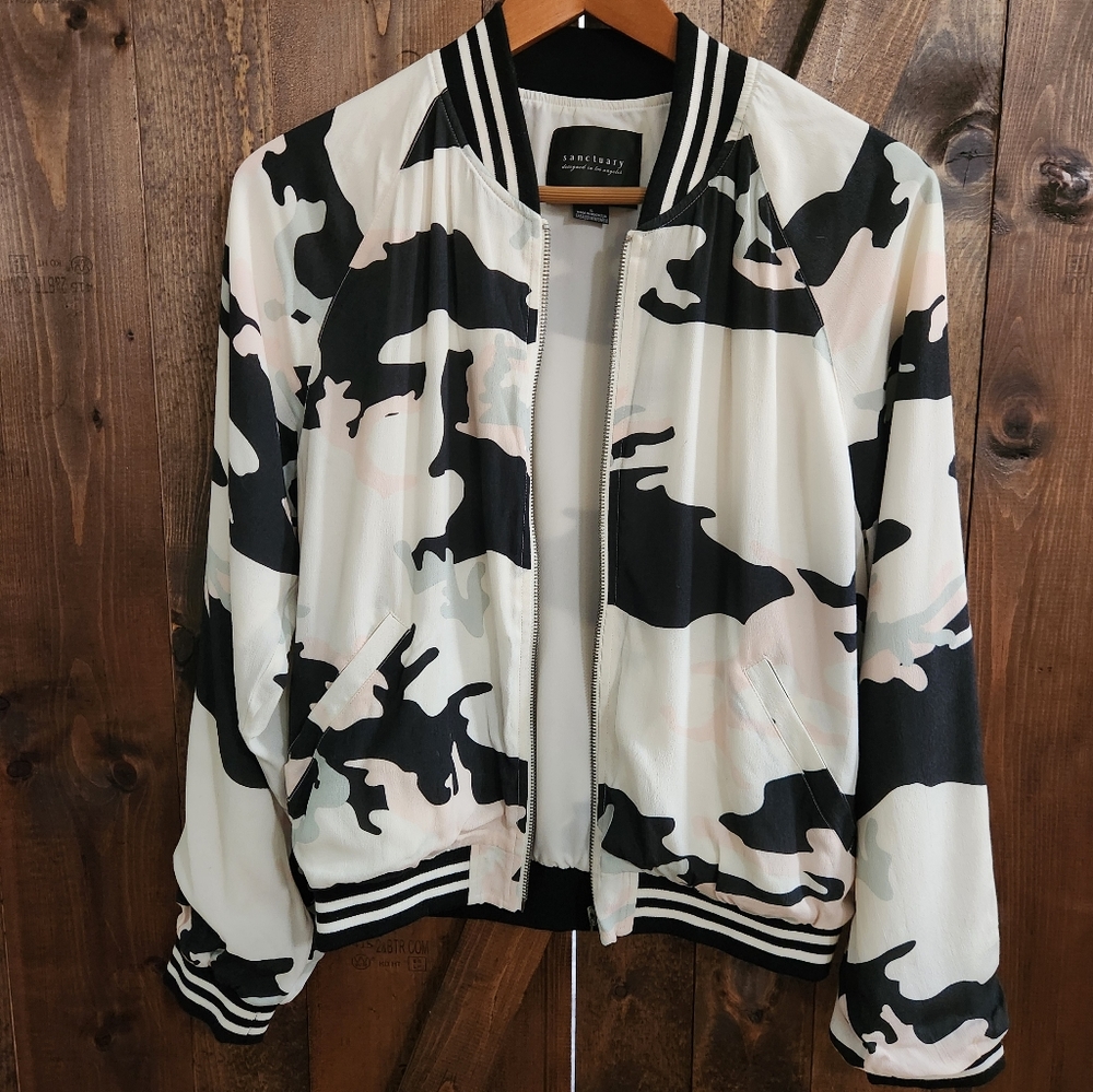 Size Small Sanctuary Camo Bomber.